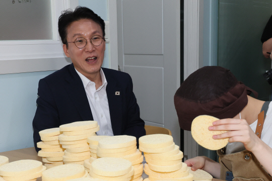 김민석 국무총리 후보자가 19일 서울 영등포구 꿈더하기 사회적협동조합에서 열리는 발달장애인 일자리 현장 간담회에 앞서 종사자들의 작업현장을 둘러보고 있다.<연합뉴스 사진>